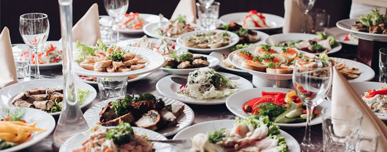 Gran variedad de comida en una mesa de catering