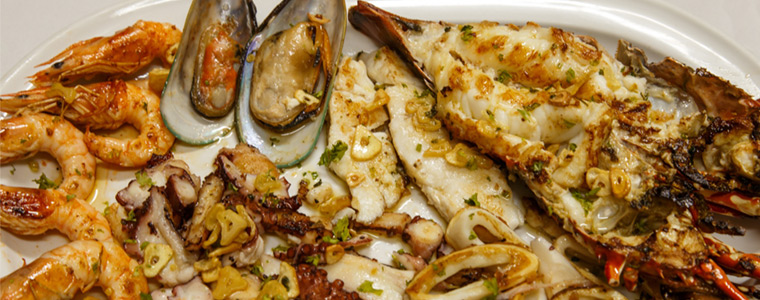 Deliciosa fritura de pescaito y mariscos típicos de catering en Málaga