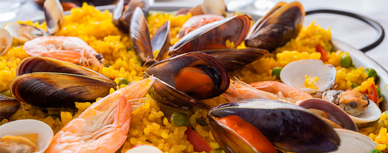 Paella de mariscos, famoso plato de Mallorca en sartén tradicional