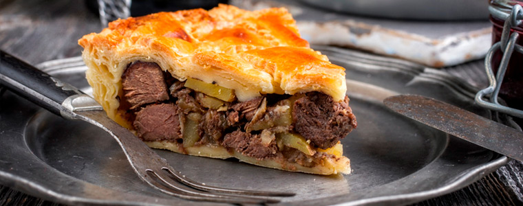 Pastel de carne típico de Murcia en un plato de plata