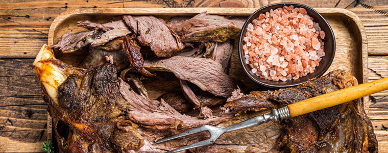 Cordero asado en una bandeja de madera, plato típico de Palencia