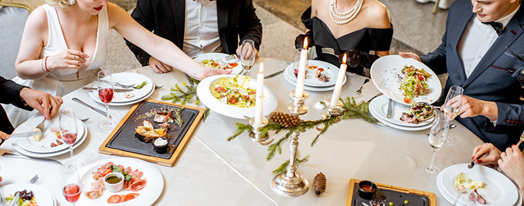 Grupo de personas elegantes en una cena particular