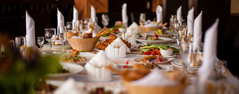 Catering en mesa elegante para reunión de empresa