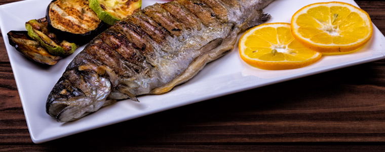 Trucha a la parrilla con verduras, típica de catering en Segovia