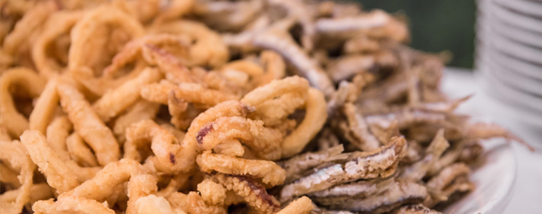 Banquete de pescadito frito con boquerones y calamares