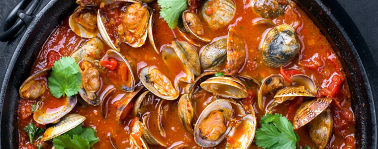 Cazuela de romesco típica de Tarragona con diversos pescados y mariscos