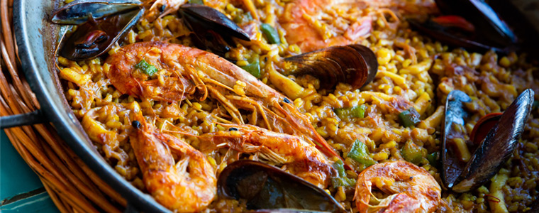 Paella valenciana de mariscos con gambas, mejillones y calamares