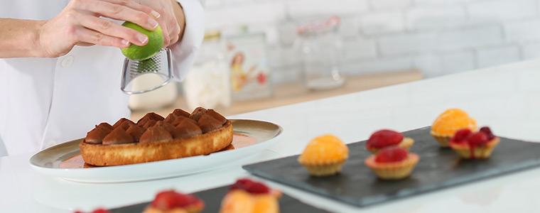 Manos de mujer preparando repostería