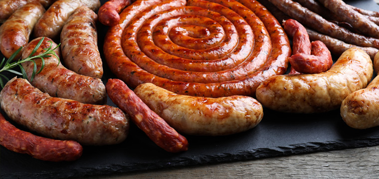Tabla con chorizos y butifarras asadas para un servicio de catering
