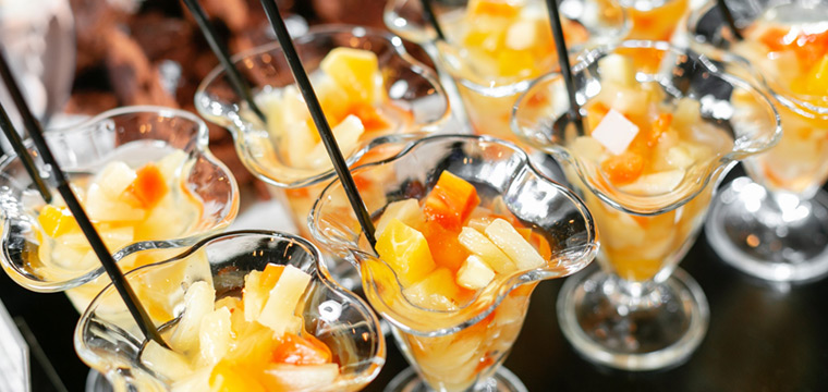 Conjunto de cócteles en copas de cristal para el catering