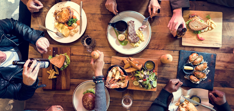 Catering con diversos platos con alimentos en una mesa vista superior