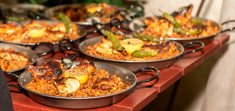 Catering con diversas paellas con ingredientes personalizados