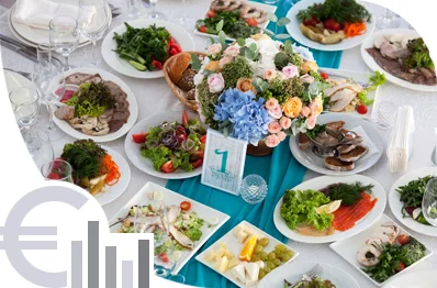 Foto de juego de mesa y ensalada en catering en Guipúzcoa